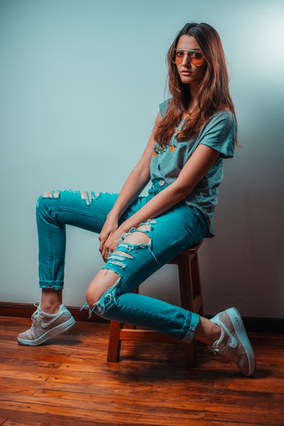 坐在凳子上拍照的妇女